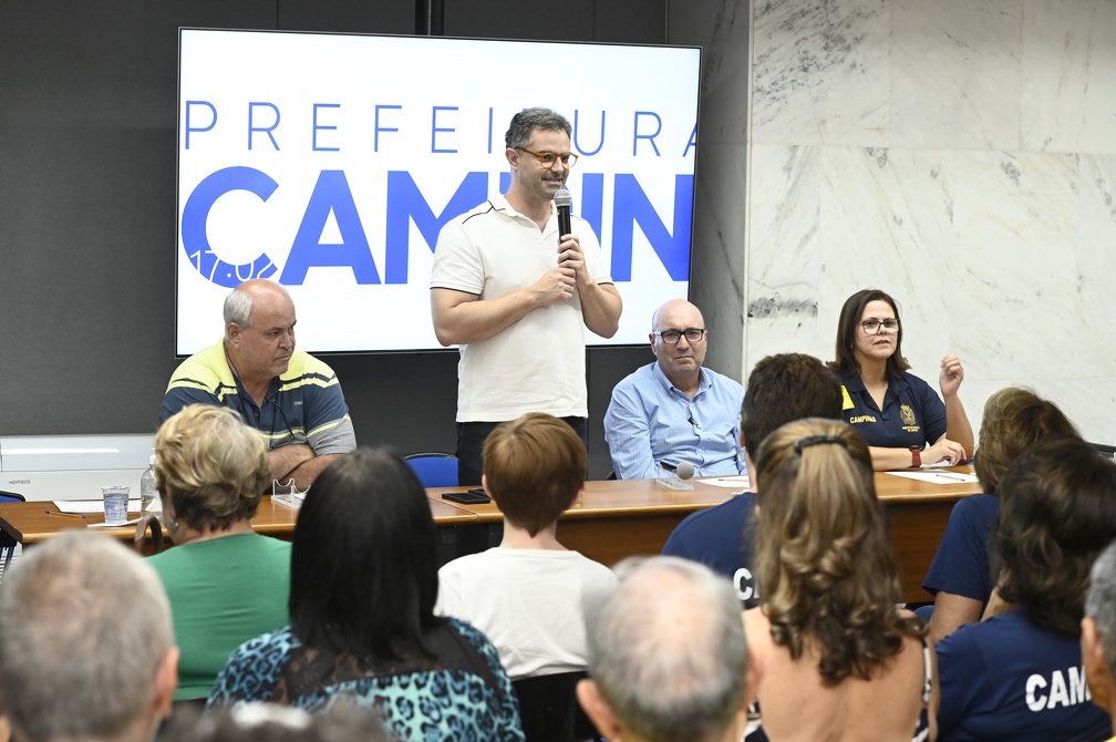 O secretário de Esportes e Lazer, Fernando Vanin, fala durante cerimônia