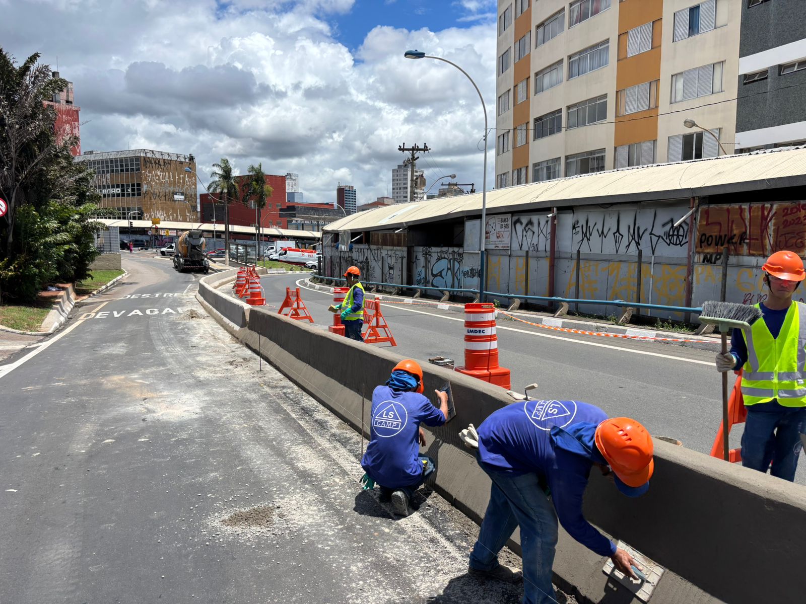 Espaço sob o viaduto vai ganhar estacionamento e lava-rápido