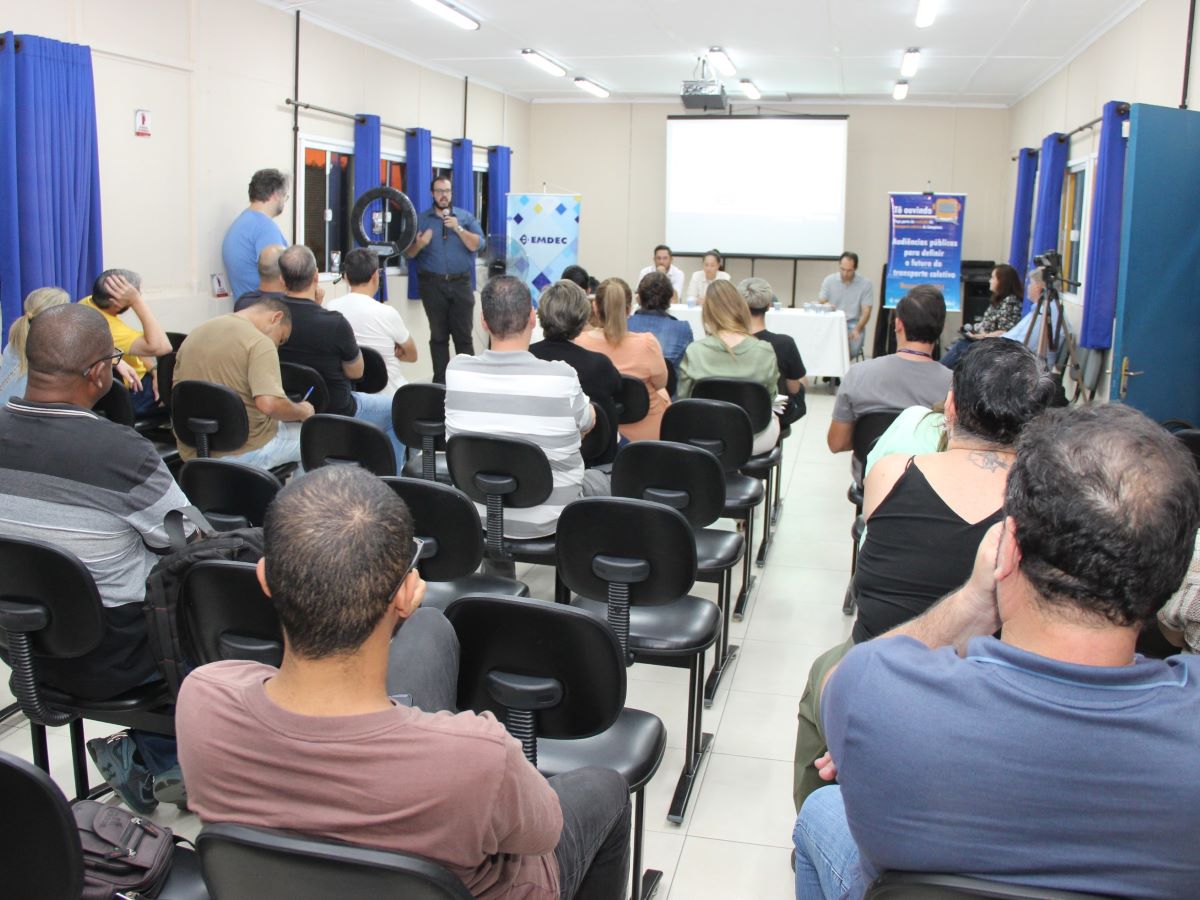 Participaram do encontro membros de conselhos municipais e lideranças de bairros da região, munícipes e técnicos da Emdec