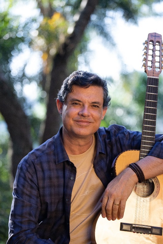 Performance ao vivo de Yassir Chediak promete uma experiência imersiva para o público