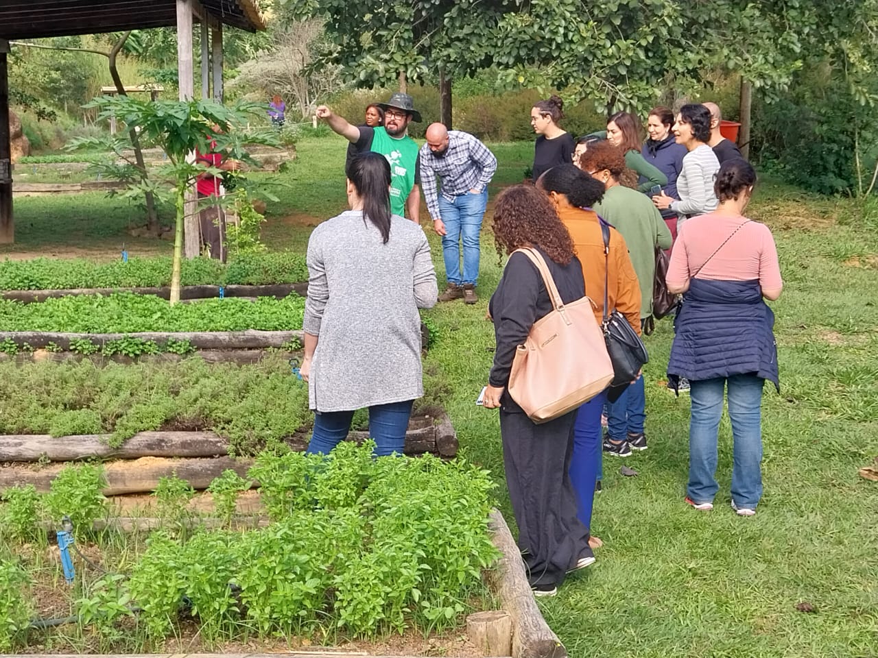 Participantes da capacitação fizeram dia de campo em sítio que produz hortaliças, frutas e legumes