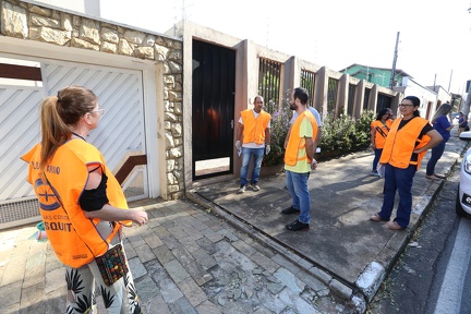 Equipes visitaram casas para orientar moradores sobre cuidados com a dengue