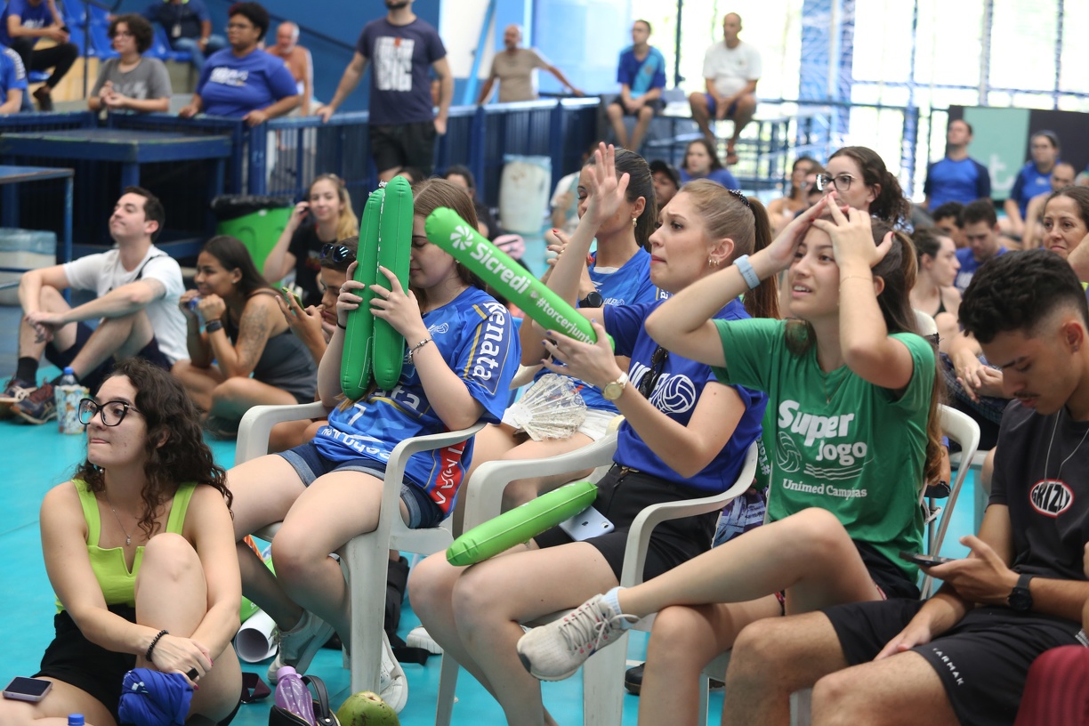 Mesmo apreensiva, torcida não deixou de apoiar o Vôlei Renata