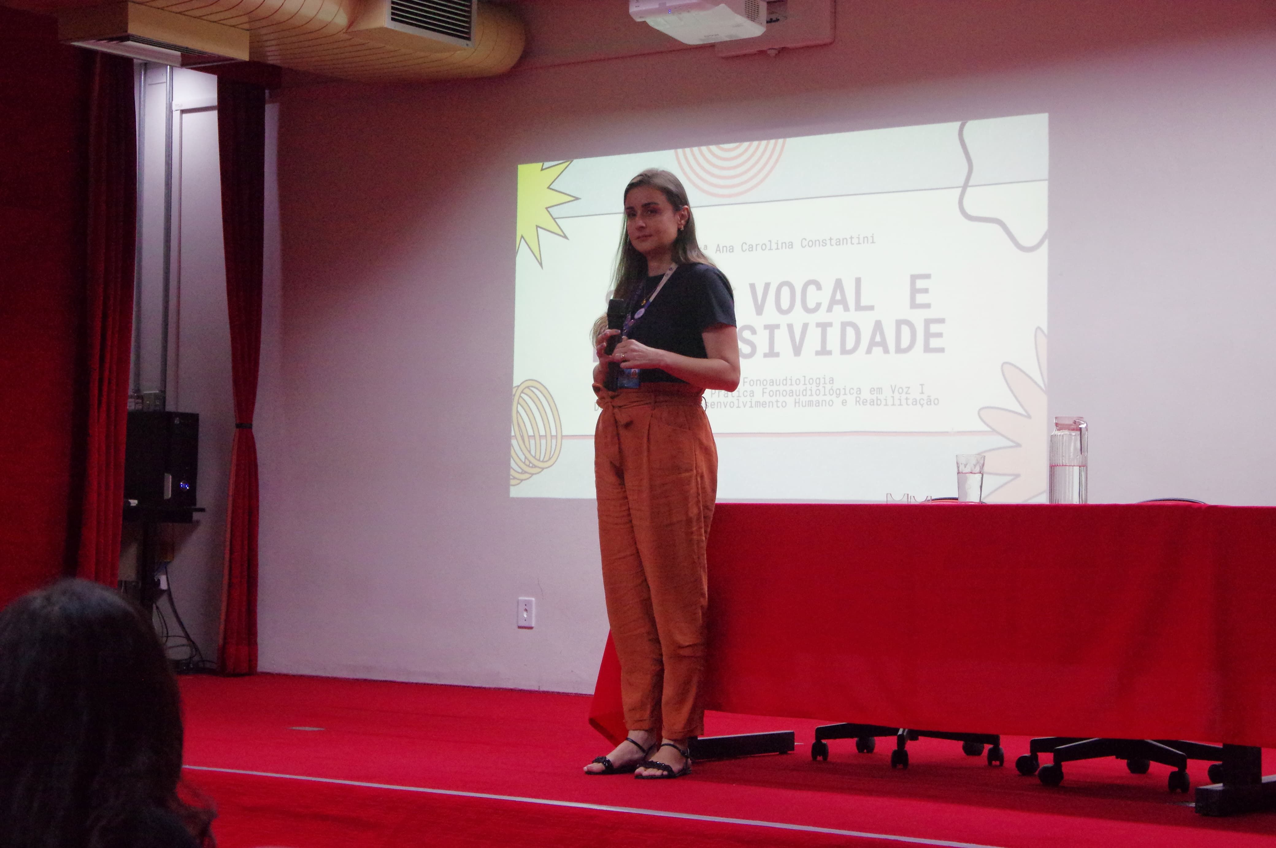 Divulgação Docente deu orientações para o melhor uso da voz, evitando os fatores de risco, mantendo hidratação constante e descansando após uso prolongado