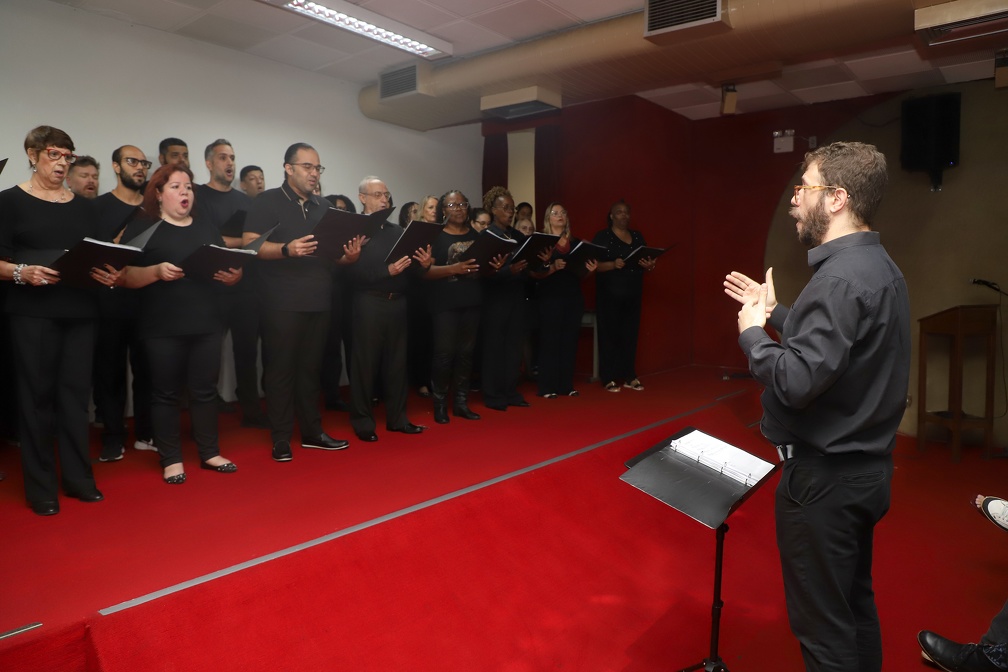 Sob regência do maestro Leandro Cavini, coral dos servidores deu um fechamento diferente para a programação
