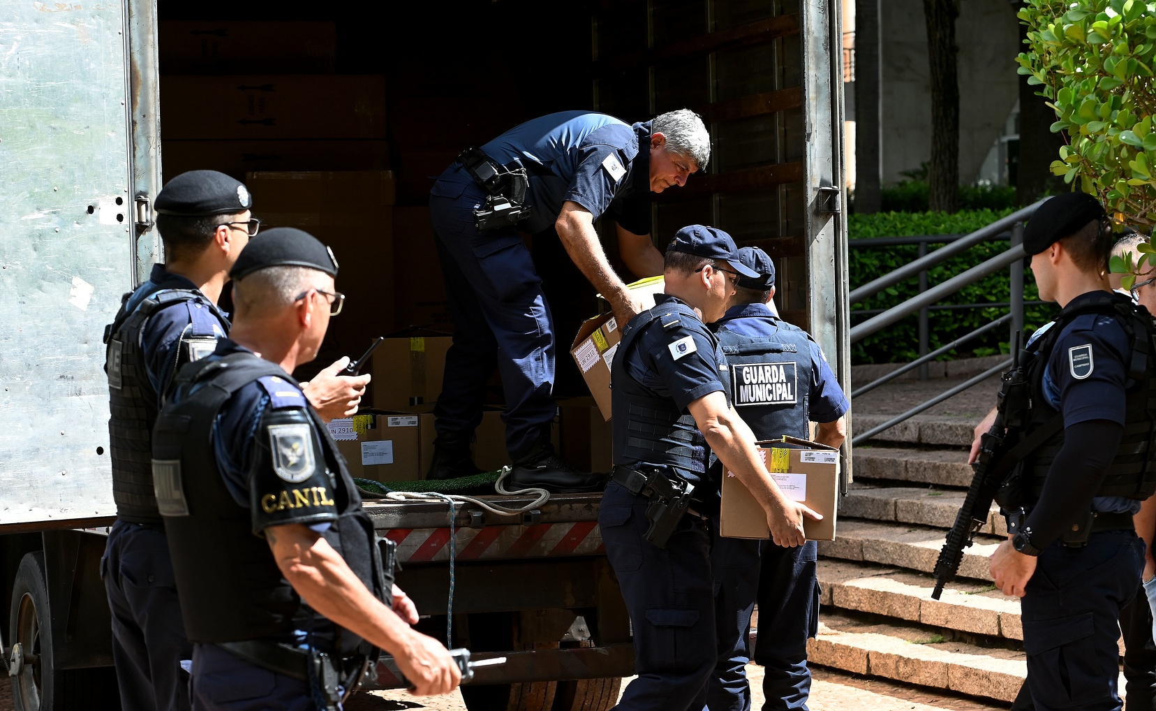 Guardas carregam armas para dentro do Salão Vermelho para o evento 