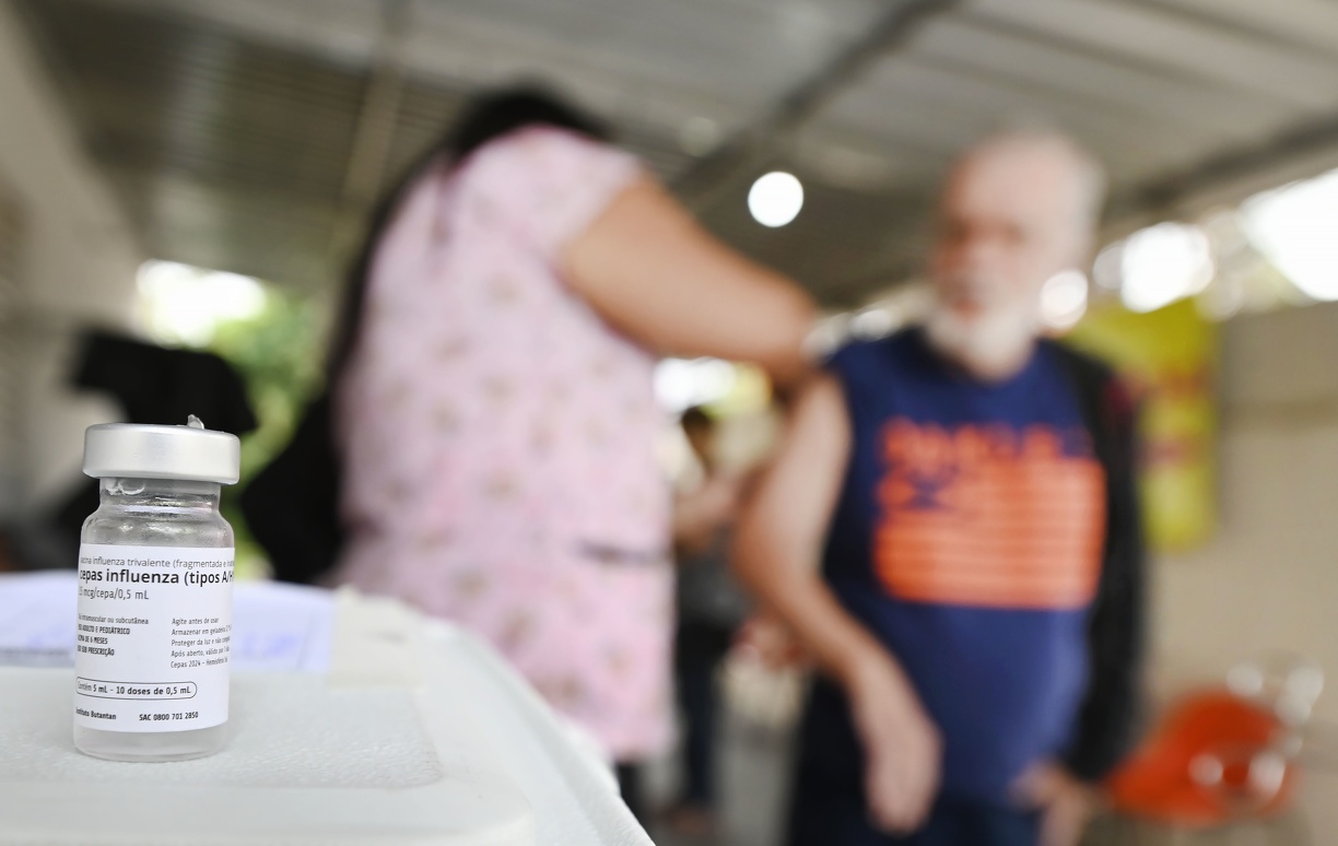 Imagem mostra aplicação de dose de vacina contra gripe em centro de saúde de Campinas