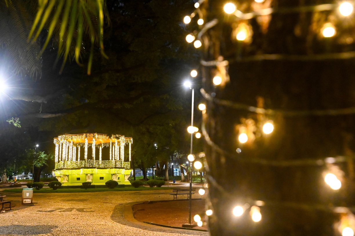 Praça Carlos Gomes iluminada para o Natal 