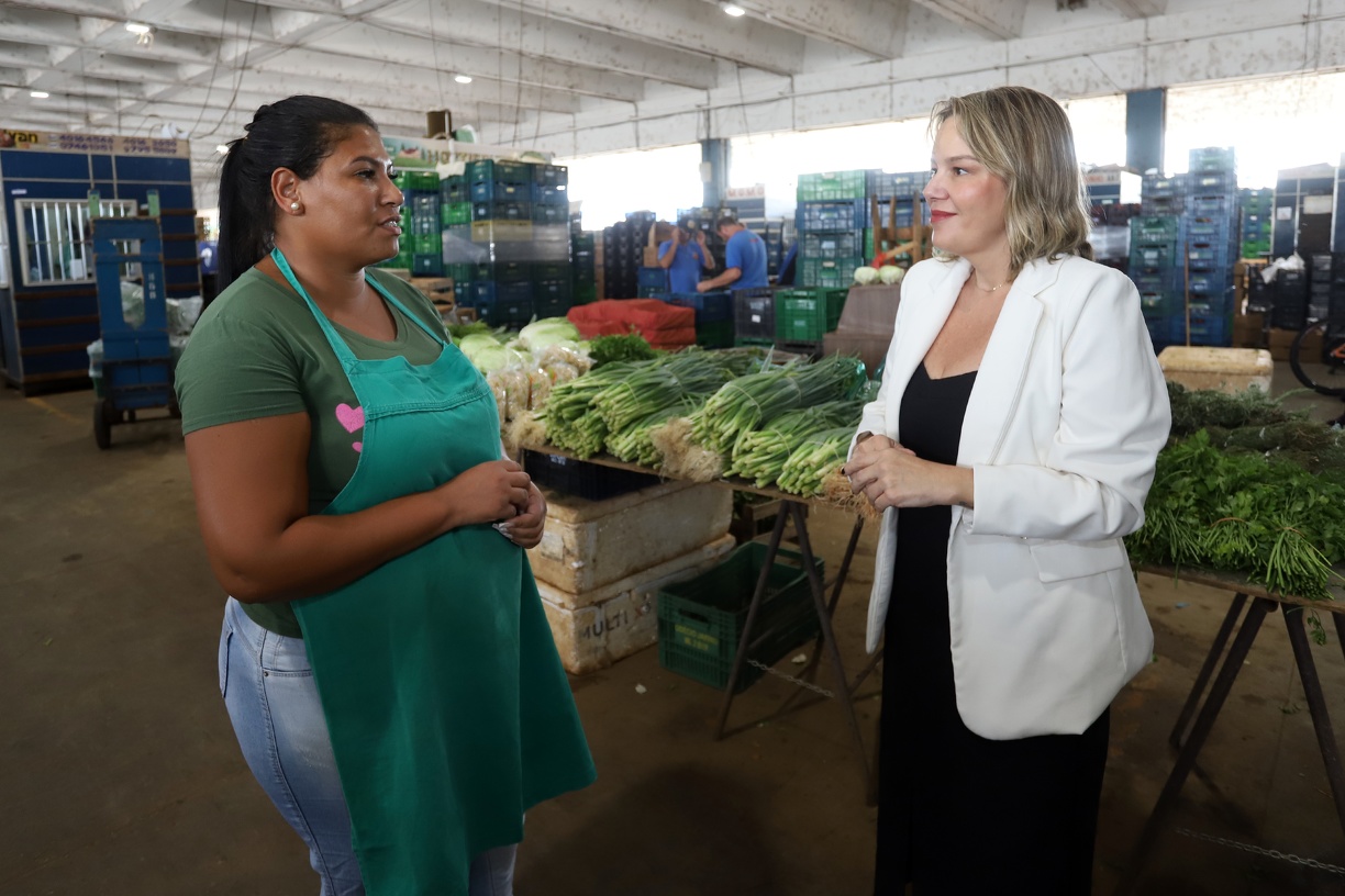 Foto: Primeira mulher na gestão da Ceasa, Walquyria inspira futuras lideranças femininas | Crédito: Fernanda Sunega Walquyria Majeveski conversa com trabalhadora da Ceasa