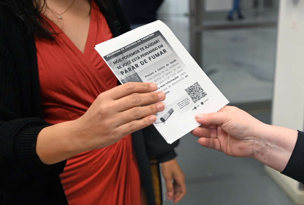 Imagem mostra papel com orientações sobre combate ao tabagismo