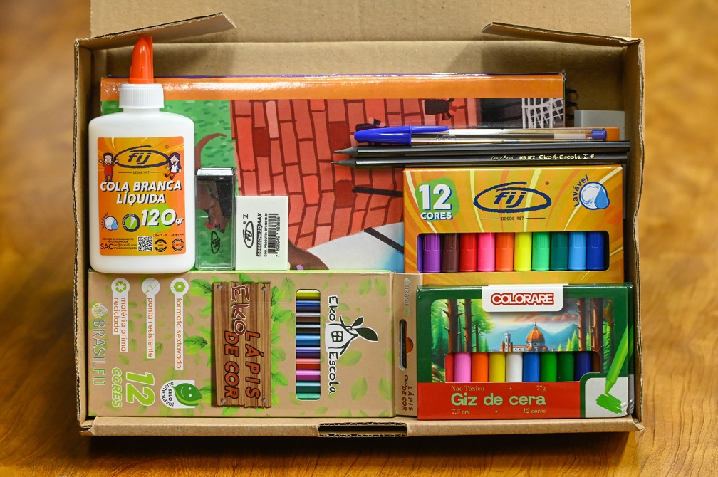Imagem mostra kit de material escolar que será distribuído aos estudantes