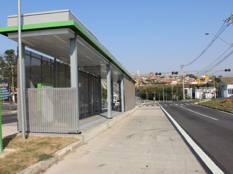 Foto mostra estação de embarque de ônibus 