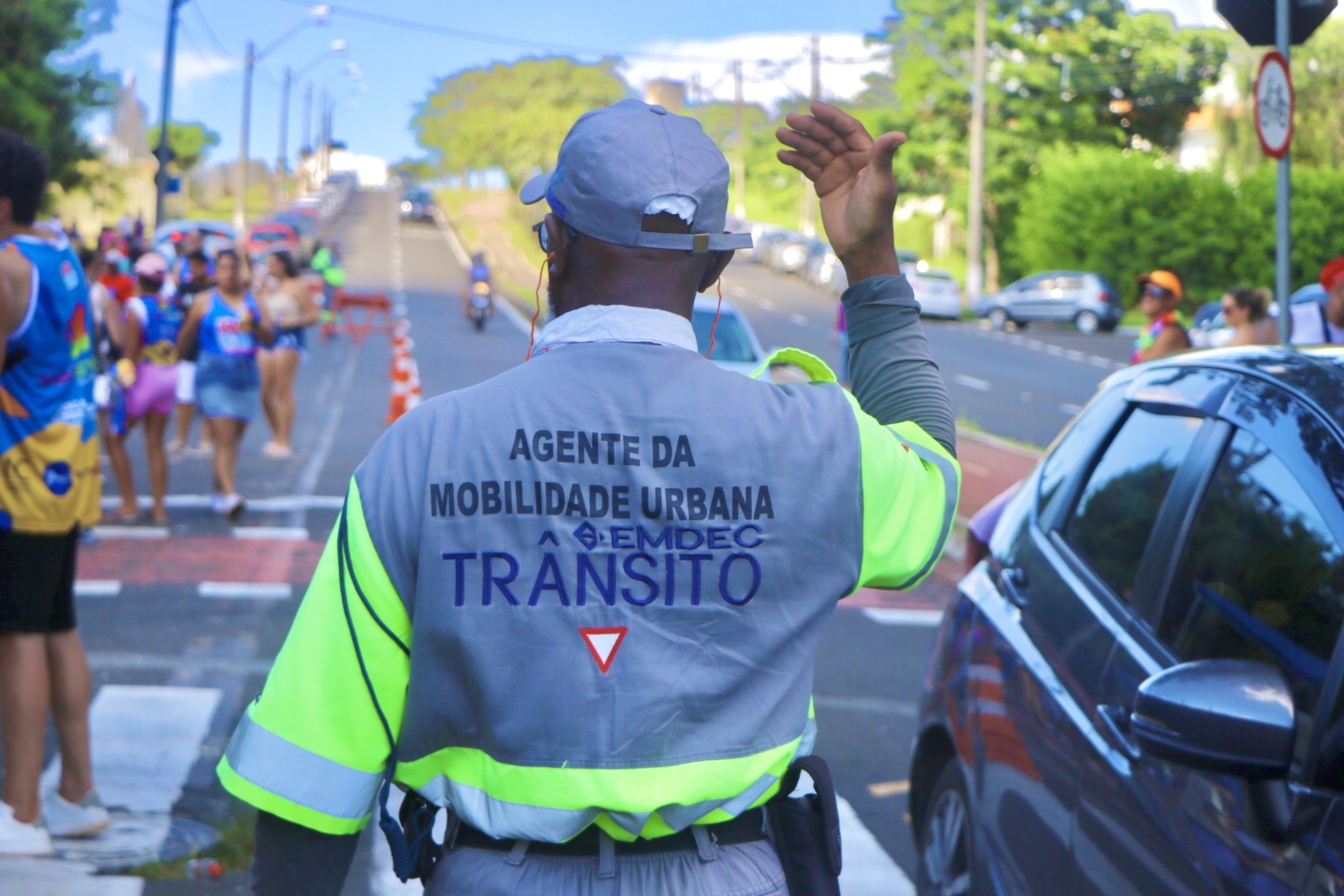 Agente da Emdec durante festividade de Carnaval