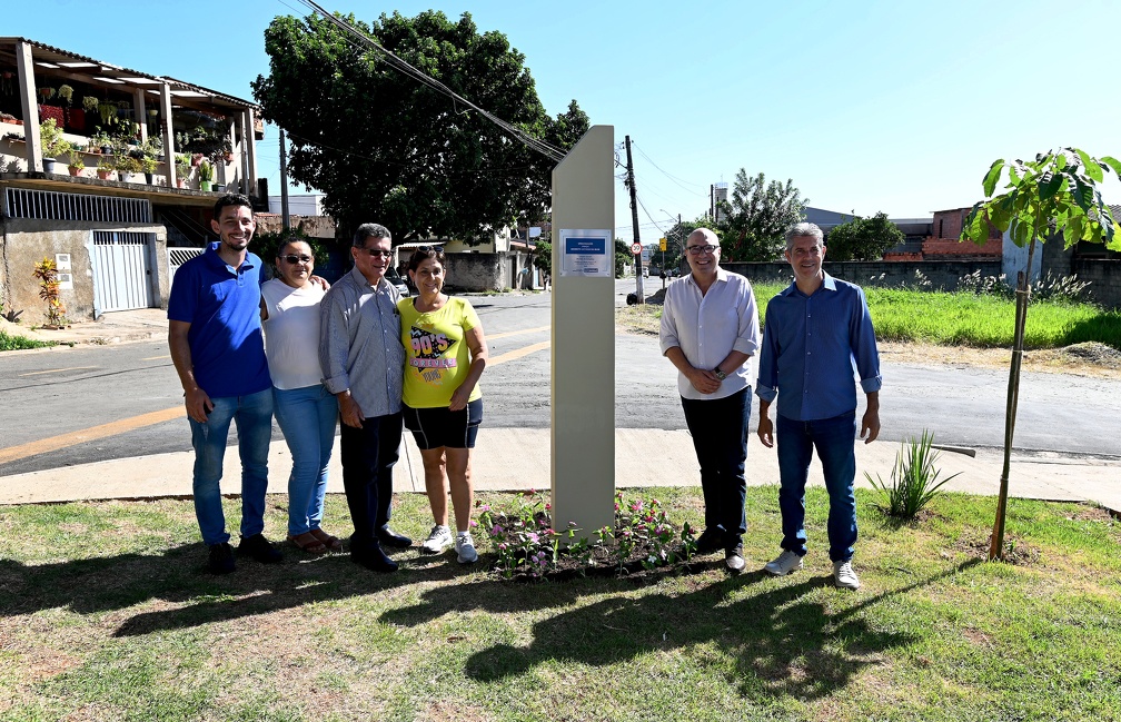 Imagem mostra o totem com o nome da praça e ao lado estão em pé o prefeito Dário Saadi e mais cinco pessoas que possam para a foto