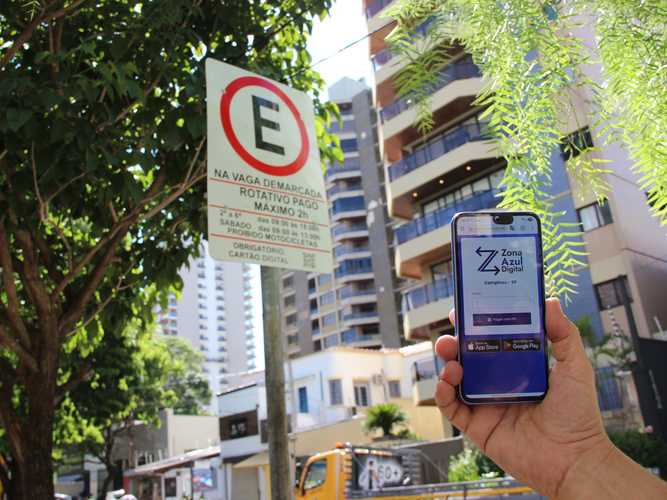 Placas de regulamentação estão sendo instaladas pela Emdec no novo trecho