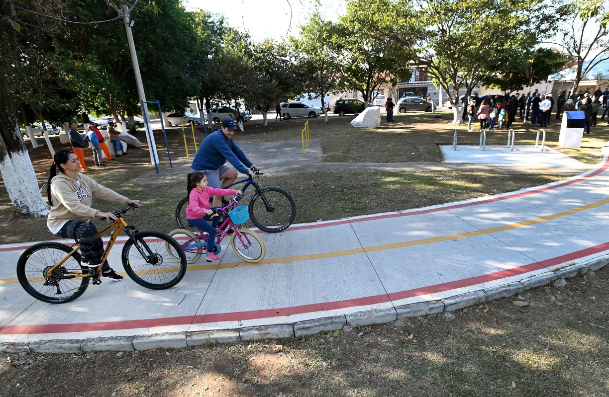 Família passeia em ciclovia 