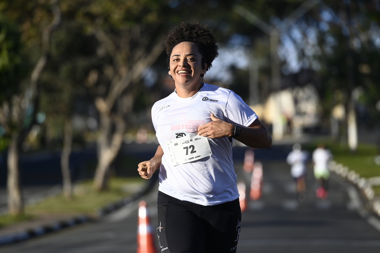 Corredora durante Corrida dos Distritos 