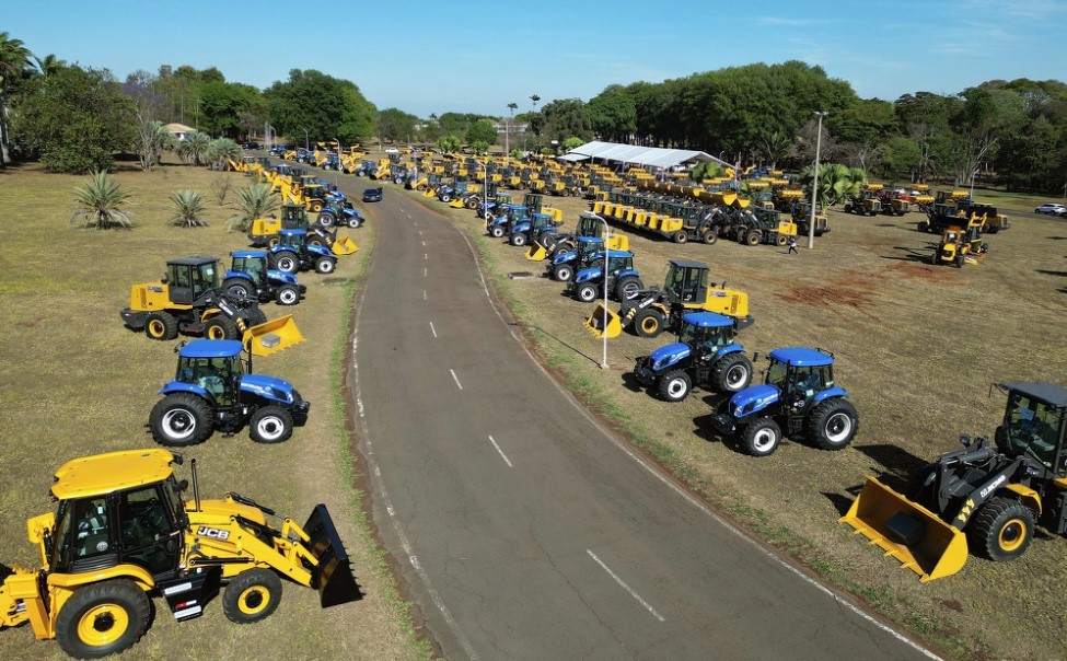 Maquinários agrícolas que serão enviados para os municípios 