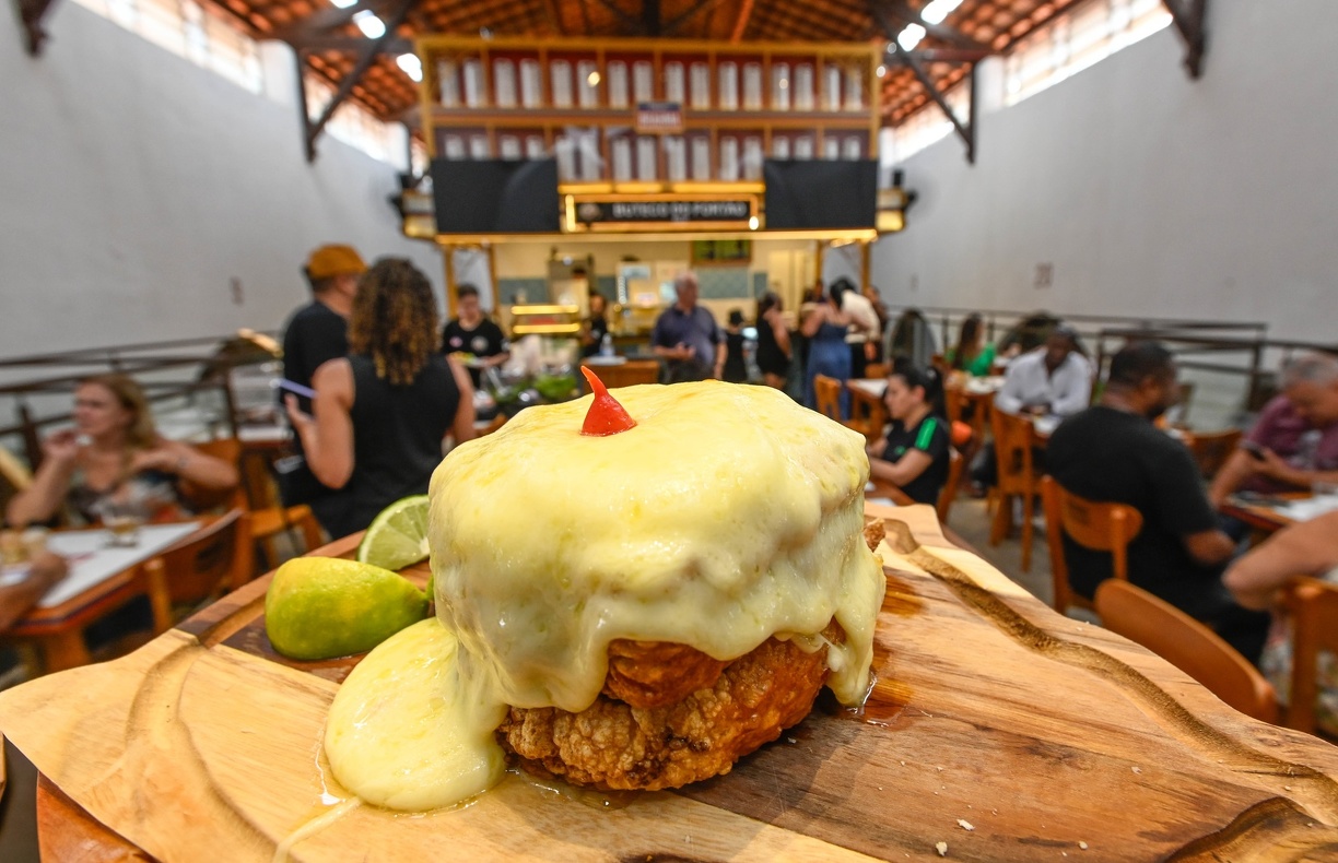 Foto de torresmo de rolo no Mezanino do Mercadão 