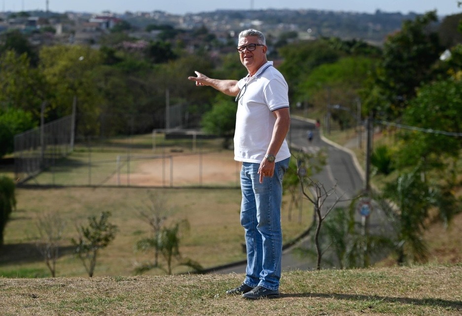 a foto mostra um homem mostrando o bairro