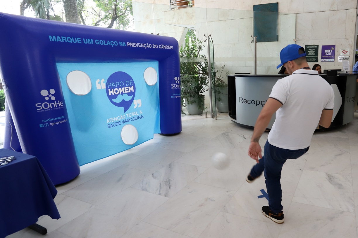 Homem chuta bola em instalação da inauguração do Novembro Azul da Prefeitura de Campinas 