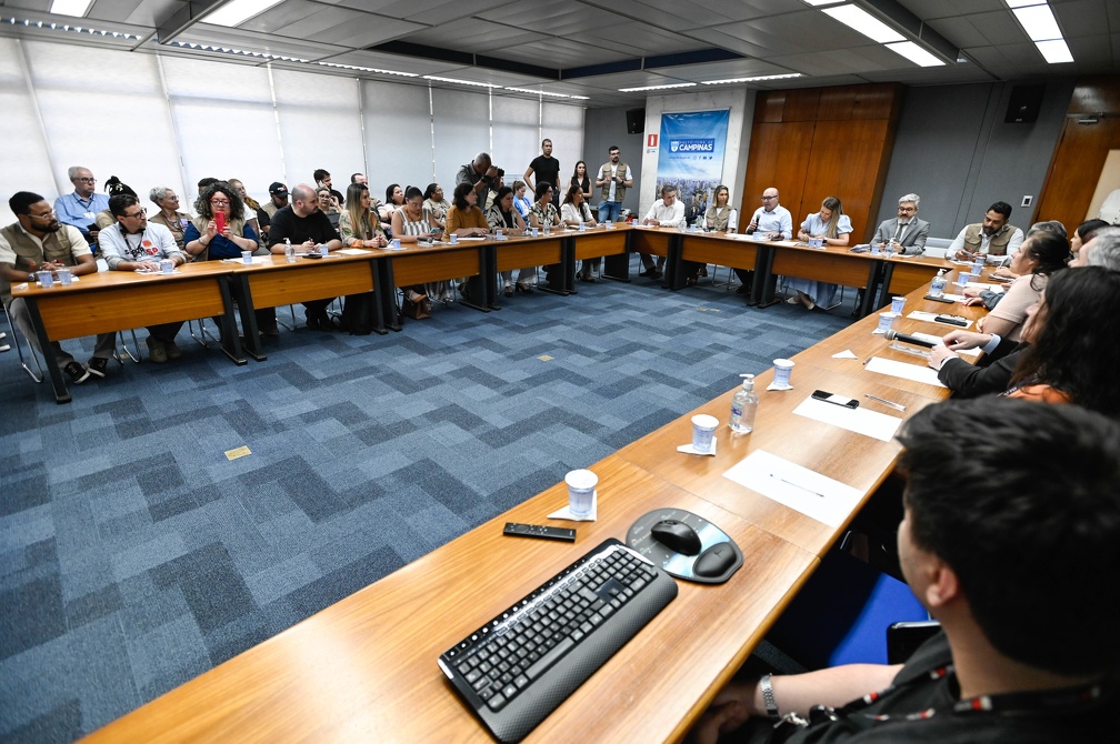 Prefeito de Campinas posa com equipe da Secretaria do Estado e de Campinas 