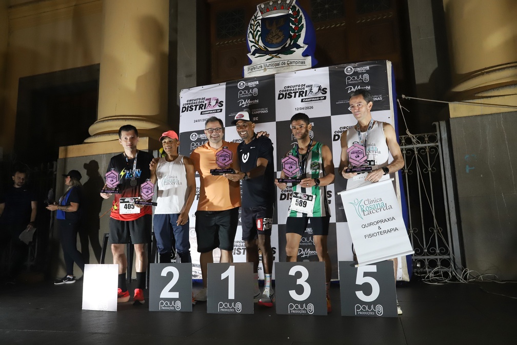 O secretário de Esporte e Lazer, Fernando Vanin, no pódio da categoria masculino: circuito cresce a cada ano